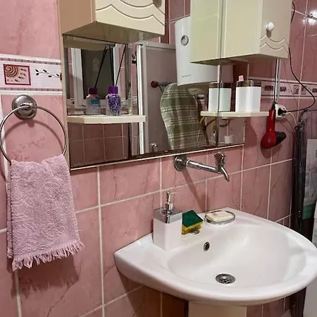 Cozy, Stylish, And Spacious In Central